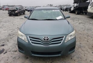 2010 TOYOTA CAMRY BASE GOING FOR SALE CONTACT:07045512391