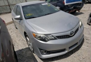 2014 TOYOTA CAMRY L GOING FOR SALE CONTACT:07045512391