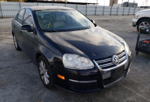 2010 VOLKSWAGEN JETTA SE GOING FOR SALE CALL ON: 07045512391