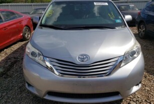 2015 TOYOTA SIENNA LE AVAILABLE FOR SALE CALL: 07045512391