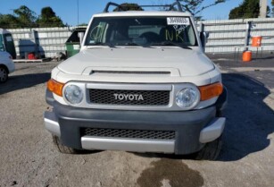 2014 TOYOTA FJ CRUISER FOR SALE CALL ON: 07045512391