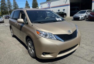 2011 TOYOTA SIENNA LE FOR SALE CALL ON: 07045512391