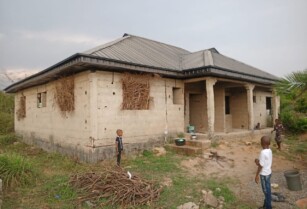 4Bed with 4 Toilets in 2 Flats Bungalow on a Full Plot of Land at Wood Island, Ikorodu (Call 08182072342)