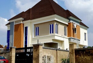 FOR SALE – 4 BEDROOM FULLY DETACHED DUPLEX AT OLUYOLE ESTATE IBADAN (CALL 09133197777)