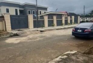 Distress Mansion 6 Bedrooms, 2 Bedrooms BQ and Palace For Sale at Owerri (Call 08030921218)