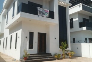 FOR SALE: 5 Bedroom Duplex at wtc estate, Enugu state (CALL 07031644940)